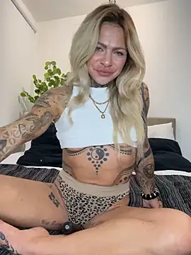 Snapshot of Divina_X_ chatting on December 1, 2025, 5:58 pm Divina X online show from December 1, 2025, 5:58 pm