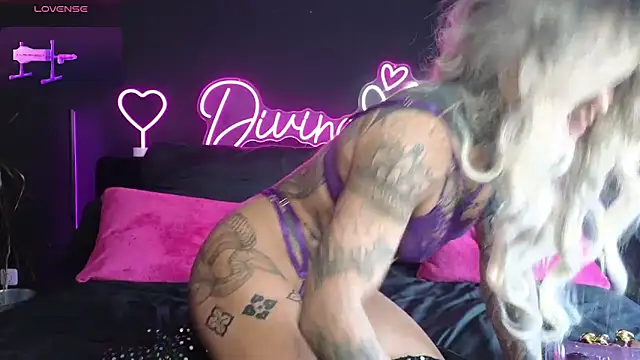 Snapshot of Divina_X_ chatting on March 6, 2025, 7:58 am Divina X online show from March 6, 2025, 7:58 am