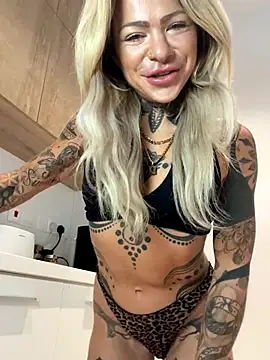 Snapshot of Divina_X_ chatting on December 16, 2025, 5:33 am Divina X online show from December 16, 2025, 5:33 am