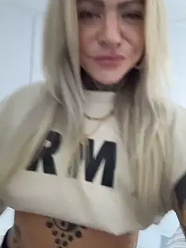 Snapshot of Divina_X_ chatting on December 4, 2025, 5:50 am Divina X online show from December 4, 2025, 5:50 am