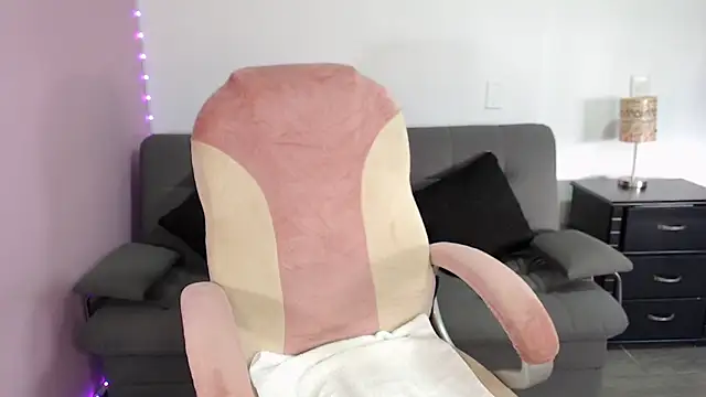 NicoleKitty  online show from April 16, 2026, 10:01 pm