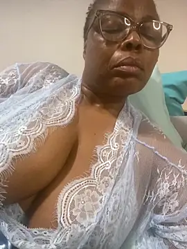 Snapshot of Nomthie chatting on February 21, 2026, 11:29 pm Nomthie online show from February 21, 2026, 11:29 pm