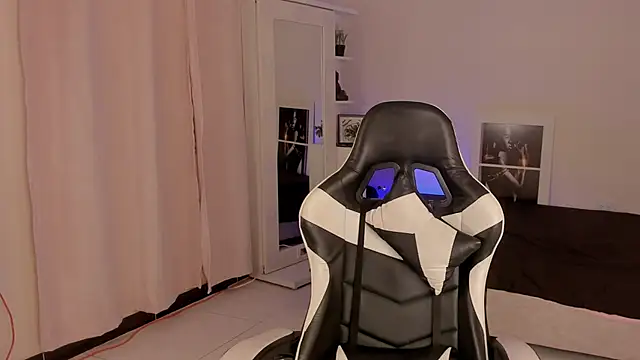 SavannahWildee online show from December 19, 2024, 2:02 pm