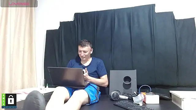 Hot-Couple--18 online show from January 16, 2025, 11:48 pm