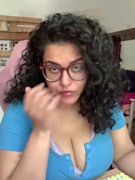 Snapshot of Curvydesifromgermany chatting on May 4, 2026, 1:14 pm Curvydesifromgermany online show from May 4, 2026, 1:14 pm