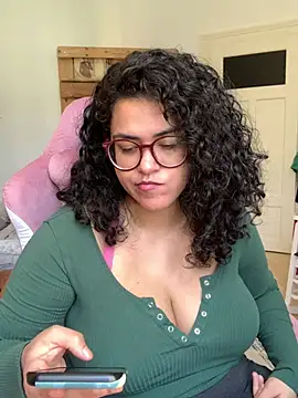 Snapshot of Curvydesifromgermany chatting on April 2, 2026, 10:33 am Curvydesifromgermany online show from April 2, 2026, 10:33 am