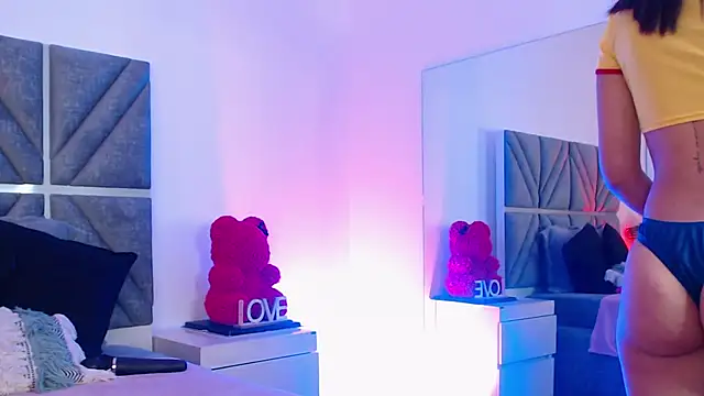 Snapshot of Laura_Dicardy chatting on November 8, 2025, 7:39 pm Laura Dicardy online show from November 8, 2025, 7:39 pm