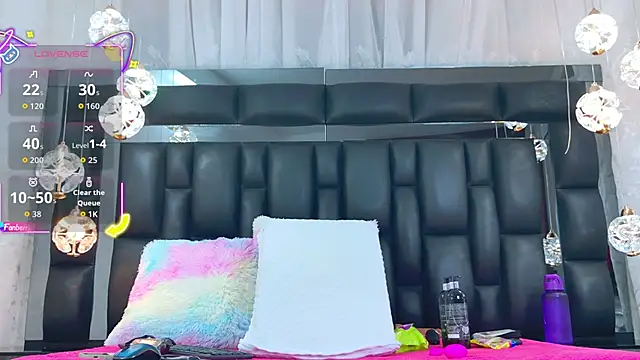 Snapshot of AuraRoss chatting on October 30, 2025, 7:00 pm AuraRoss online show from October 30, 2025, 7:00 pm