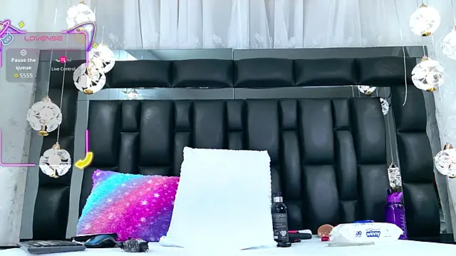 Snapshot of AuraRoss chatting on November 28, 2025, 7:03 pm AuraRoss online show from November 28, 2025, 7:03 pm