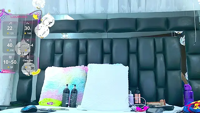 Snapshot of AuraRoss chatting on October 22, 2025, 7:02 pm AuraRoss online show from October 22, 2025, 7:02 pm