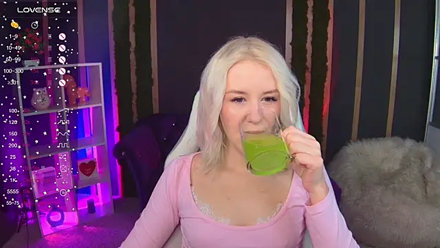 Snapshot of Selenatrend chatting on November 18, 2025, 12:30 pm Selenatrend online show from November 18, 2025, 12:30 pm