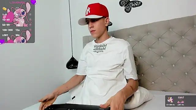 Snapshot of Dei_v_48 chatting on February 28, 2025, 7:46 pm Dei v 48 online show from February 28, 2025, 7:46 pm