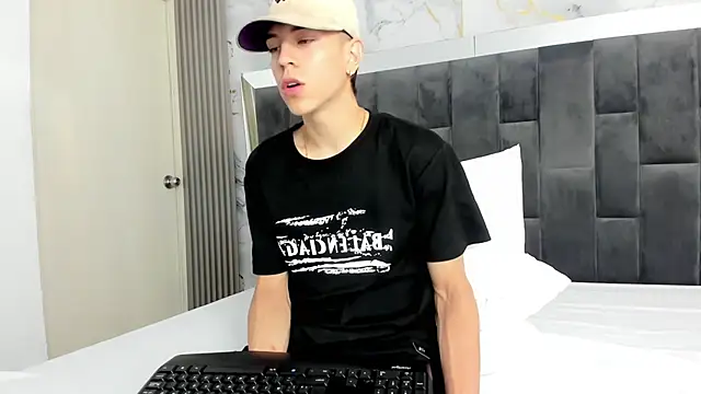 Snapshot of Dei_v_48 chatting on February 15, 2025, 7:28 pm Dei v 48 online show from February 15, 2025, 7:28 pm