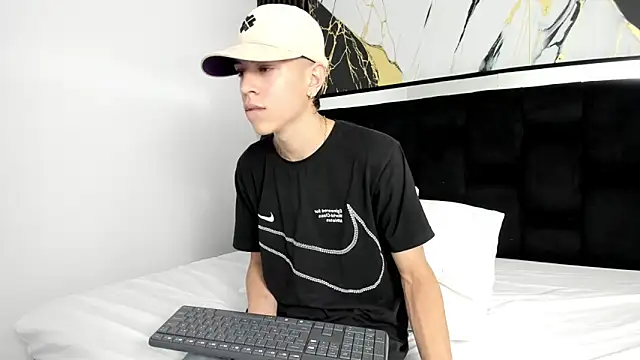 Snapshot of Dei_v_48 chatting on January 27, 2025, 9:55 pm Dei v 48 online show from January 27, 2025, 9:55 pm