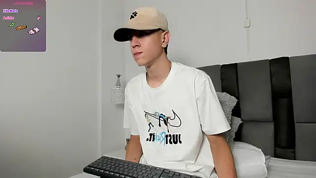 Snapshot of Dei_v_48 chatting on March 10, 2025, 8:34 pm Dei v 48 online show from March 10, 2025, 8:34 pm