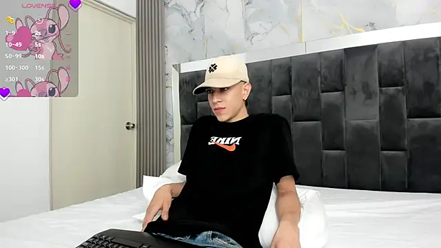 Snapshot of Dei_v_48 chatting on February 9, 2025, 7:52 pm Dei v 48 online show from February 9, 2025, 7:52 pm