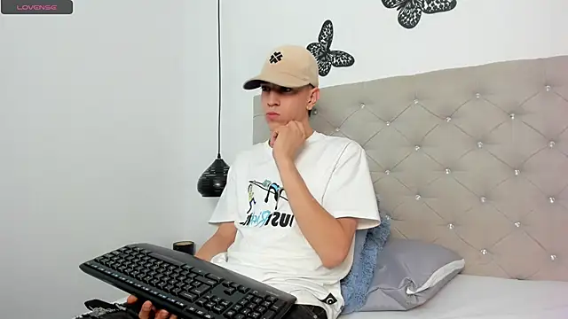 Snapshot of Dei_v_48 chatting on March 11, 2025, 5:46 am Dei v 48 online show from March 11, 2025, 5:46 am