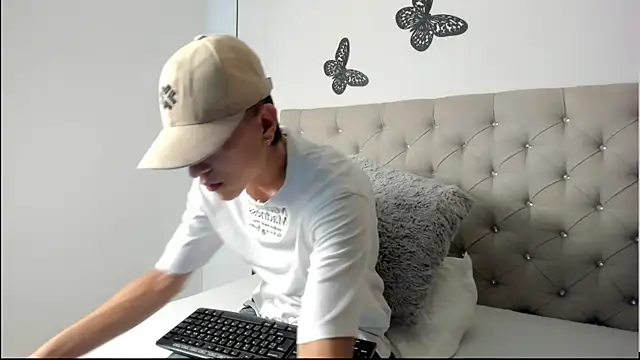 Snapshot of Dei_v_48 chatting on February 10, 2025, 7:28 pm Dei v 48 online show from February 10, 2025, 7:28 pm