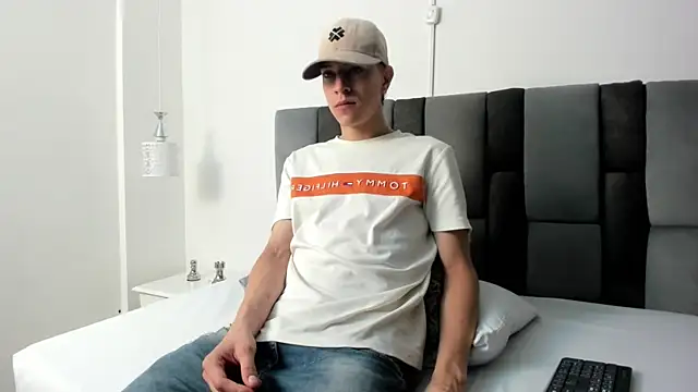 Snapshot of Dei_v_48 chatting on March 13, 2025, 8:00 pm Dei v 48 online show from March 13, 2025, 8:00 pm