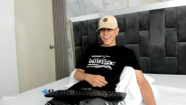 Snapshot of Dei_v_48 chatting on February 15, 2025, 10:31 pm Dei v 48 online show from February 15, 2025, 10:31 pm