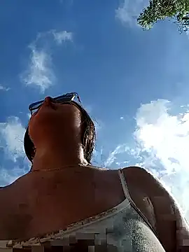 -VICKKY online show from November 22, 2025, 1:43 pm