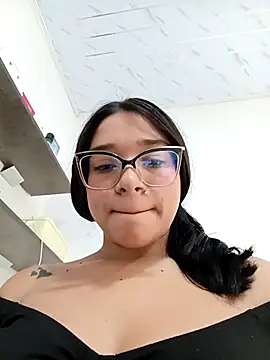 -VICKKY online show from November 25, 2025, 3:01 pm