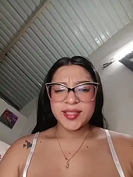 -VICKKY online show from October 30, 2025, 2:32 am