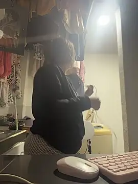 Snapshot of Emiily_lee chatting on November 17, 2025, 10:52 am Emiily lee online show from November 17, 2025, 10:52 am