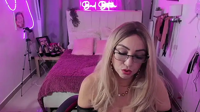 anyclark  online show from September 13, 2025, 4:01 am