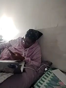 Snapshot of madamsensuale chatting on December 17, 2025, 3:44 am madamsensuale online show from December 17, 2025, 3:44 am