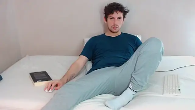 Snapshot of Elio555 chatting on February 18, 2025, 1:54 am Elio555 online show from February 18, 2025, 1:54 am