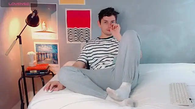 Snapshot of Elio555 chatting on November 3, 2025, 6:33 pm Elio555 online show from November 3, 2025, 6:33 pm