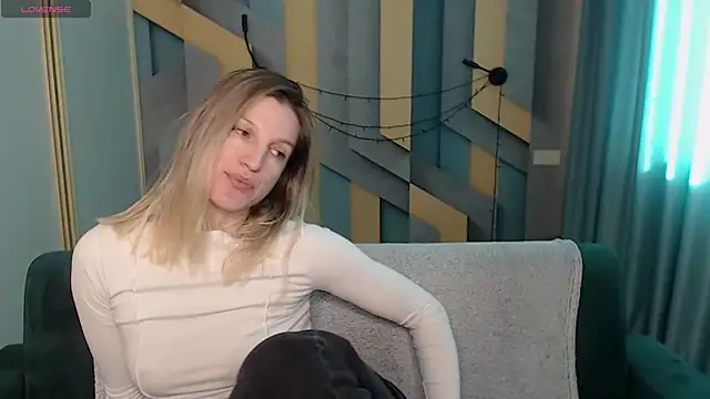 Snapshot of EmilyWalkeri chatting on February 9, 2026, 8:01 am EmilyWalkeri online show from February 9, 2026, 8:01 am