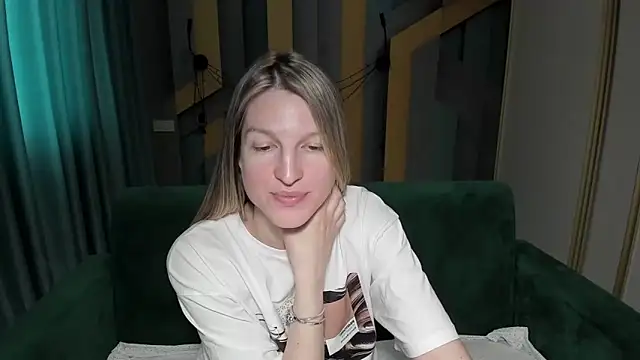 EmilyWalkeri online show from May 13, 2026, 6:53 am