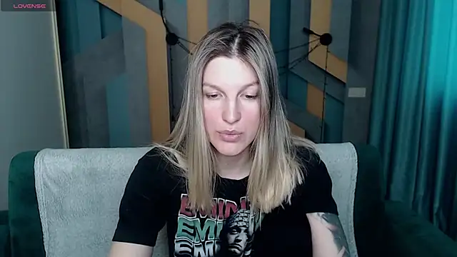 Snapshot of EmilyWalkeri chatting on February 8, 2026, 8:12 am EmilyWalkeri online show from February 8, 2026, 8:12 am