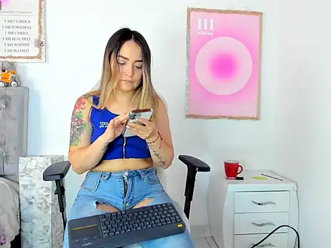 Snapshot of cindy_love2 chatting on December 4, 2025, 2:05 pm cindy love2 online show from December 4, 2025, 2:05 pm