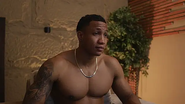 Snapshot of Logan_Varela chatting on November 5, 2025, 12:52 pm Logan Varela online show from November 5, 2025, 12:52 pm