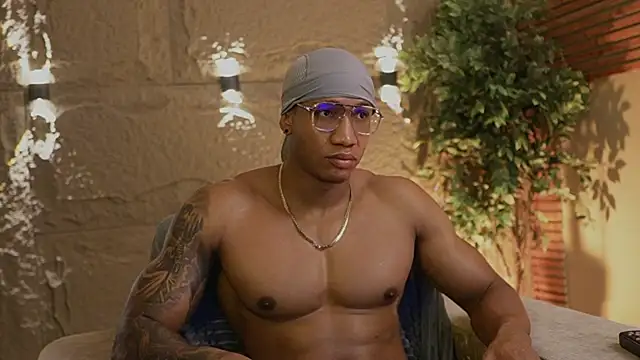 Snapshot of Logan_Varela chatting on November 12, 2025, 12:20 pm Logan Varela online show from November 12, 2025, 12:20 pm