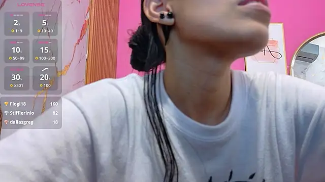 Snapshot of yourcuteneighbourr chatting on July 3, 2026, 3:13 am yourcuteneighbourr online show from July 3, 2026, 3:13 am
