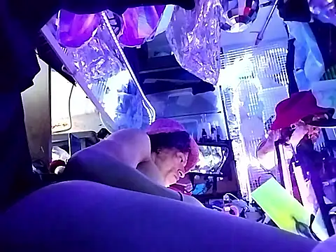 gurlnips online show from April 9, 2026, 7:09 pm