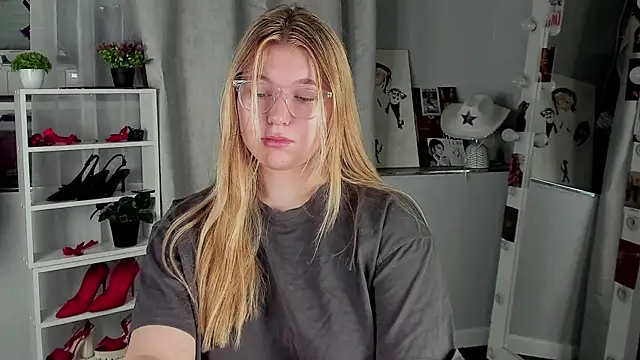 Snapshot of Rebecca_Kelly chatting on November 15, 2025, 2:15 am Rebecca Kelly online show from November 15, 2025, 2:15 am