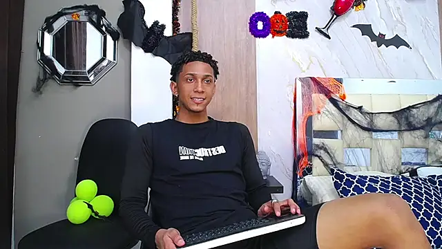 Snapshot of dominic_smith_ chatting on October 28, 2025, 10:52 pm dominic smith online show from October 28, 2025, 10:52 pm