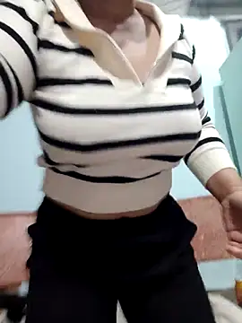 Snapshot of Queen_18200 chatting on November 28, 2025, 12:22 am Queen 18200 online show from November 28, 2025, 12:22 am