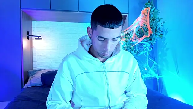 Snapshot of DrakeNeumann chatting on November 8, 2025, 3:43 am DrakeNeumann online show from November 8, 2025, 3:43 am