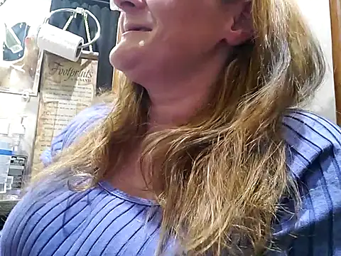 ILUV2TUCHMYKITTY online show from March 19, 2025, 7:29 am