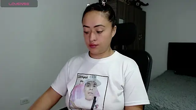 jjulietha95 online show from December 18, 2025, 5:12 am