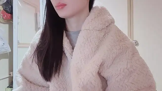 Snapshot of LinhChi_9x chatting on November 18, 2025, 11:37 pm LinhChi 9x online show from November 18, 2025, 11:37 pm