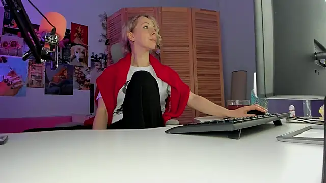 LylithSkye online show from March 6, 2025, 2:40 pm