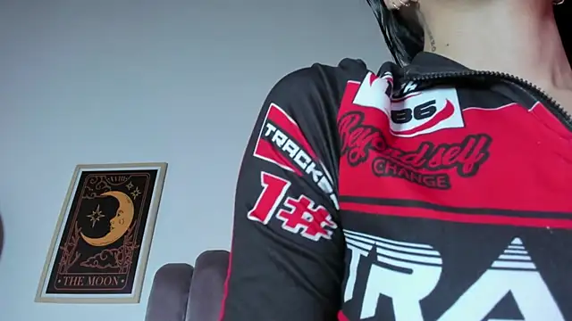 Snapshot of sky_caroline chatting on February 18, 2026, 8:05 pm sky caroline online show from February 18, 2026, 8:05 pm