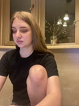 MollyDolle online show from April 5, 2026, 4:13 pm